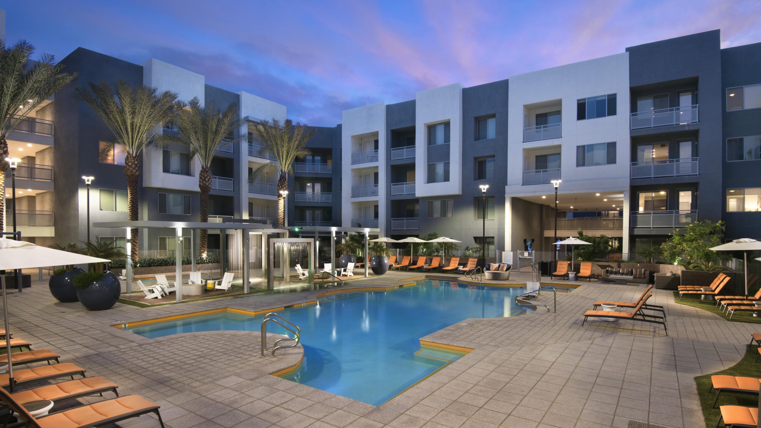 Une cour avec piscine entourée d’immeubles d’habitation.