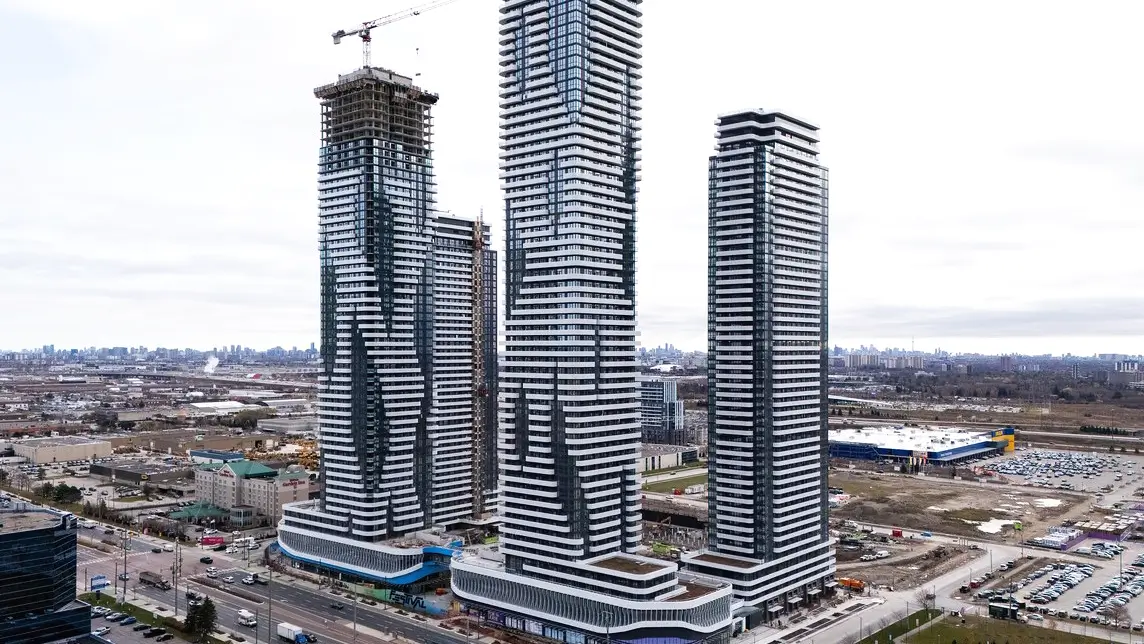 Vue sur de hauts gratte-ciel aux formes uniques dans une zone urbaine.