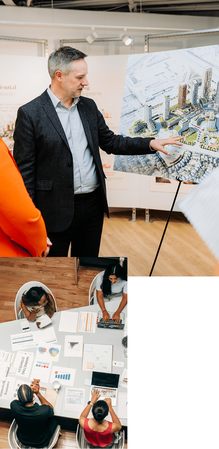 1. Une personne en costume présente une carte ou un plan architectural détaillé sur un chevalet. 2. Un groupe de personnes collabore autour d’une table couverte de documents et de diagrammes.