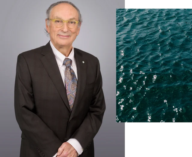 1. Photo de Paul Cantor. 2. Ondulation d’eau bleu foncé.