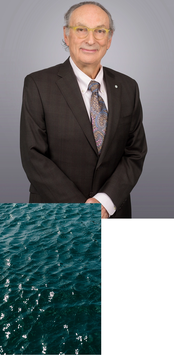 1. Photo de Paul Cantor. 2. Ondulation d’eau bleu foncé.