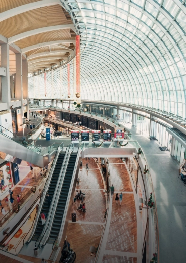 L’intérieur d’un couloir avec des fenêtres en verre sur la gauche et des unités de stockage à portes bleues sur la droite.