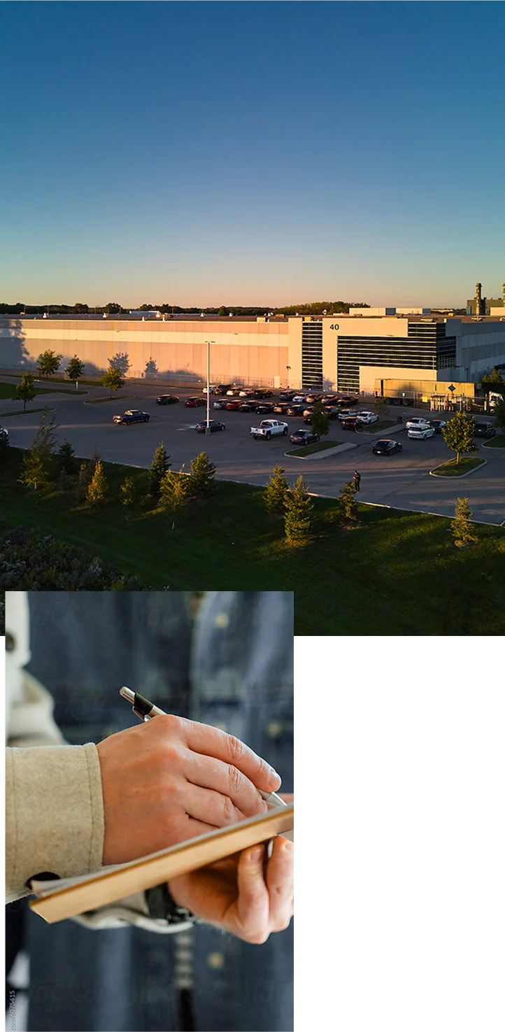 1. Vue aérienne d'un parc industriel à l'aube. 2. Gros plan d'une personne écrivant sur un bloc de papier avec un stylo.