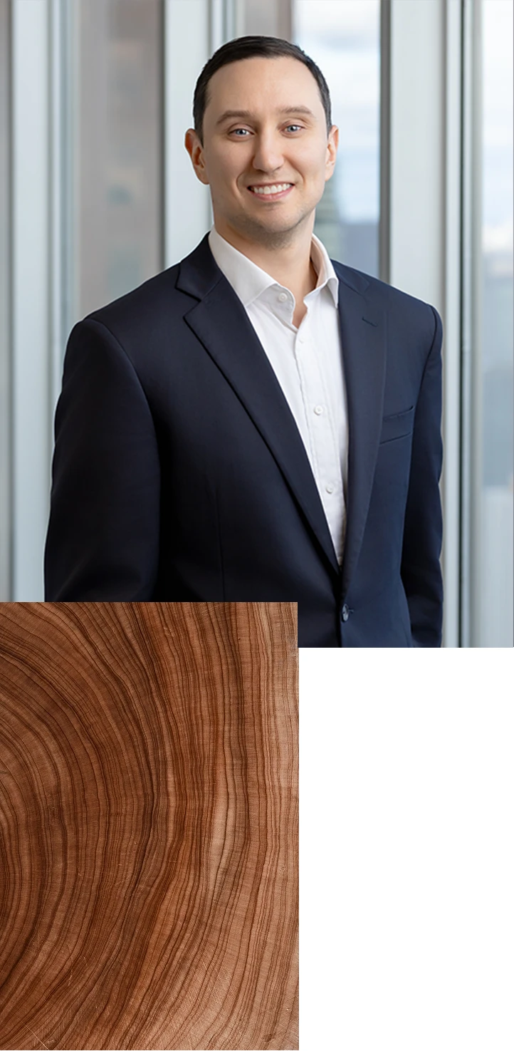 1. Photo de Shawn Gilligan. 2. Gros plan des anneaux d’arbres dans une section transversale d’un billot. 