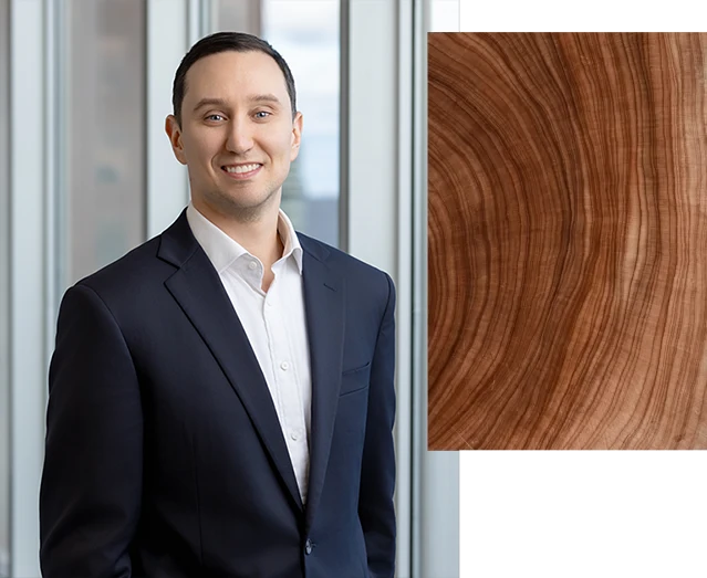 1. Photo de Shawn Gilligan. 2. Gros plan des anneaux d’arbres dans une section transversale d’un billot.