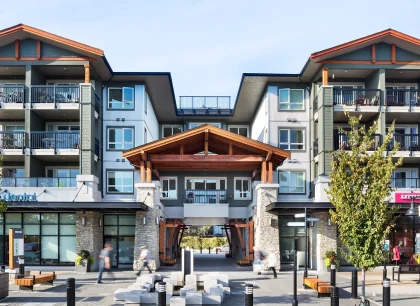 Au centre, un complexe commercial de style résidentiel avec une architecture classique et des façades détaillées.