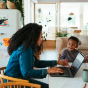 Deux personnes sont assises et discutent dans une pièce éclairée.